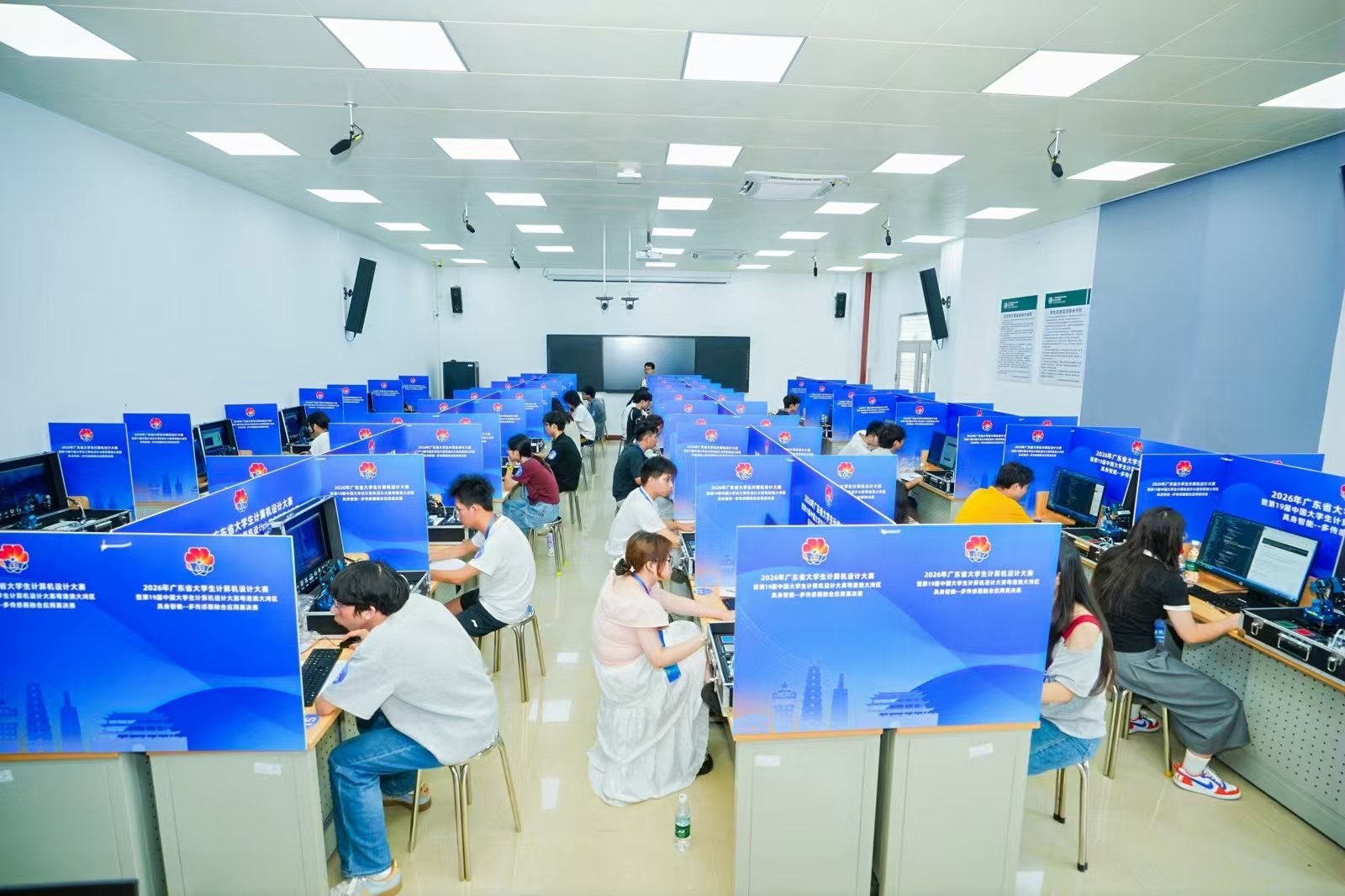 参赛学生在决赛现场完成具身智能多传感器融合任务