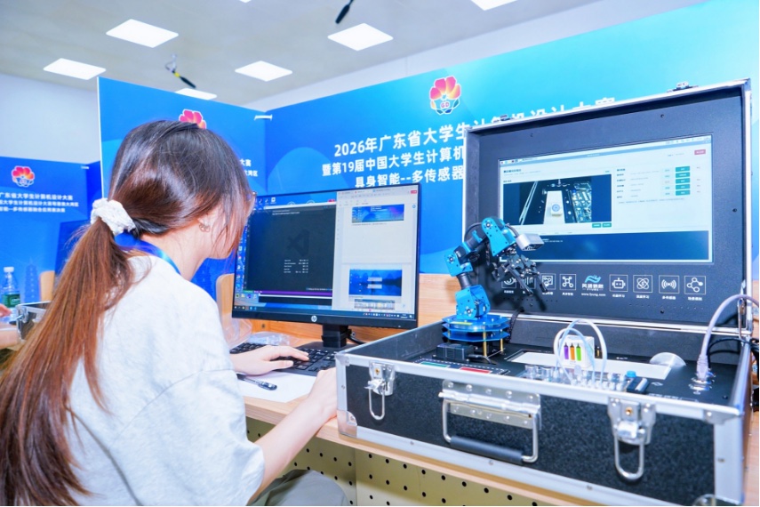 参赛学生使用风扬信息自研人工智能综合实验箱完成竞赛任务
